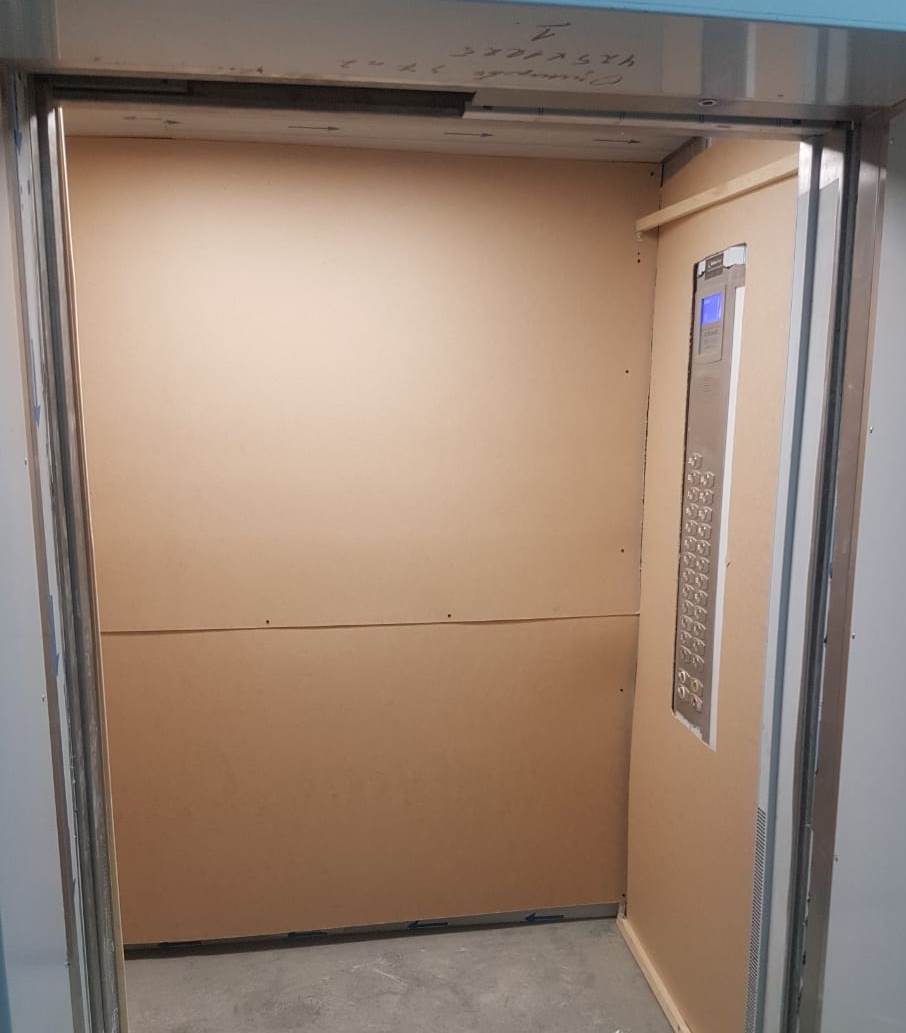 защита лифтовых кабин в новостройках. защита лифта. лифт в жк. антивандальная защита лифтов. обшивка лифтов защитным материалом.