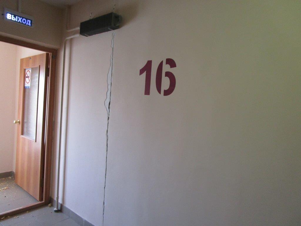 Этаж номер три. Подъезд квартиры. Номера квартир на этаже. Подъезд 5 этаж. Номера квартир в подъезде.